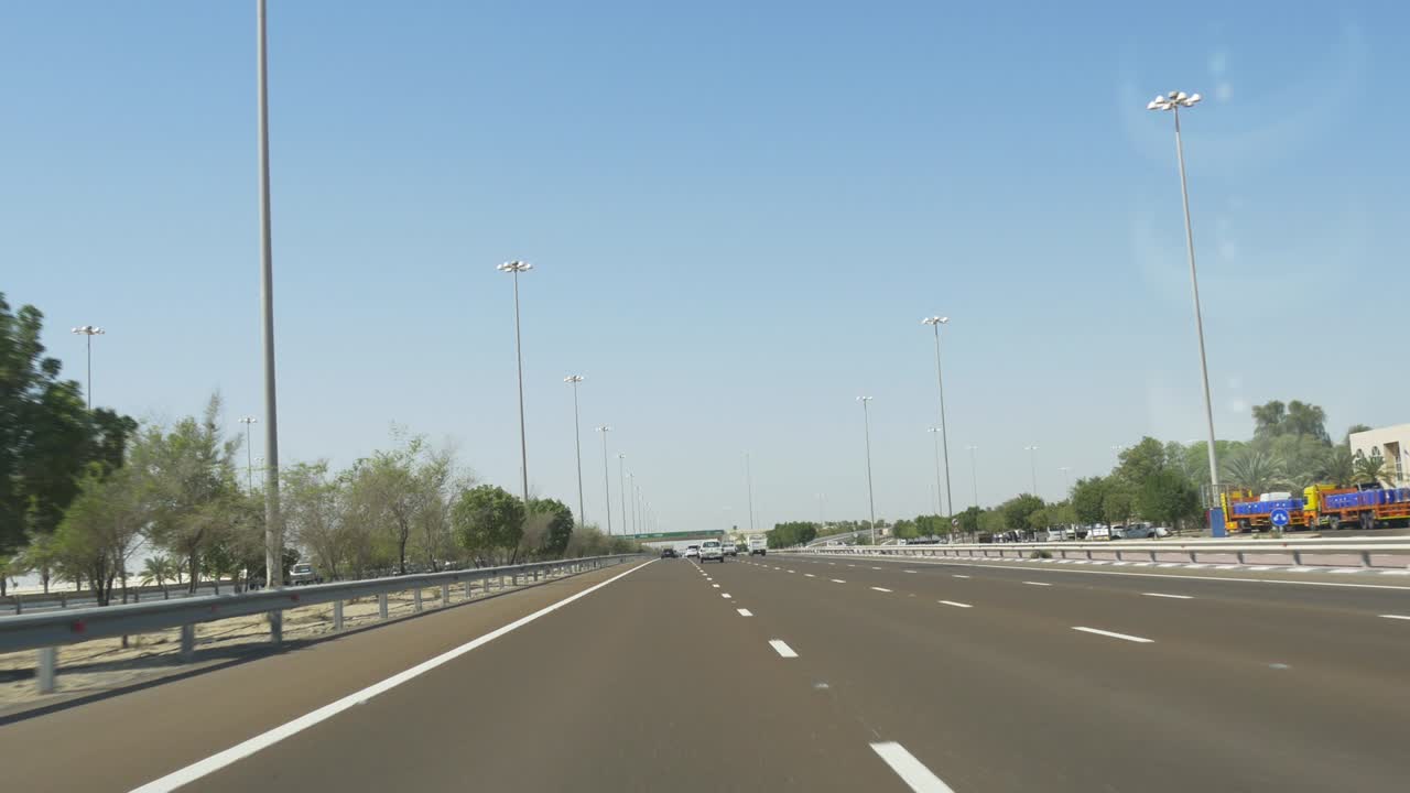 두바이 시의 낮 시간 자동차 타기 4k uae