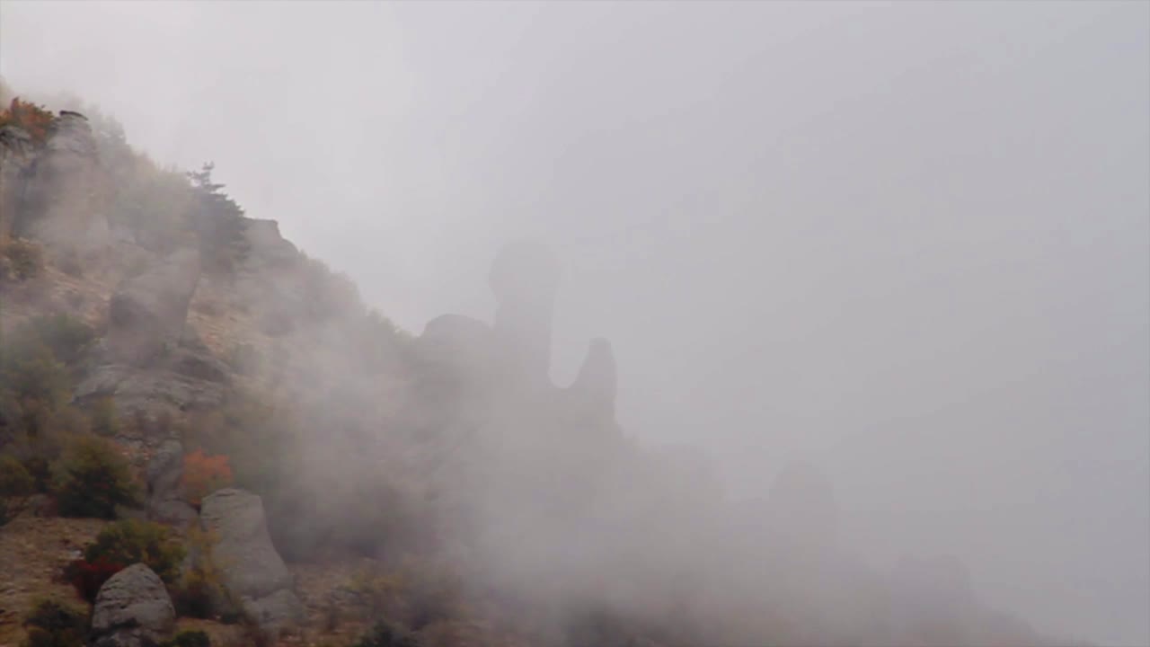 Paisaje montañoso de niebla