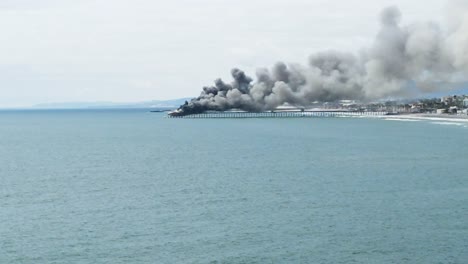 vista aérea del muelle en llamas