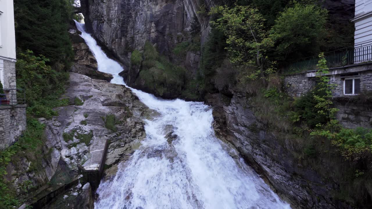 cascada de bad gastein que rompe en medio de esta pequeña ciudad balneario alpina en los alpes austriacos