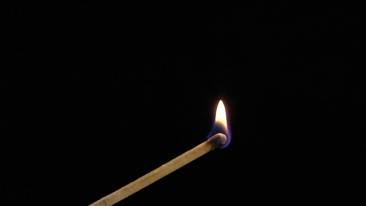 una cerilla enciende otra cerilla y luego los dedos de un hombre la apagan