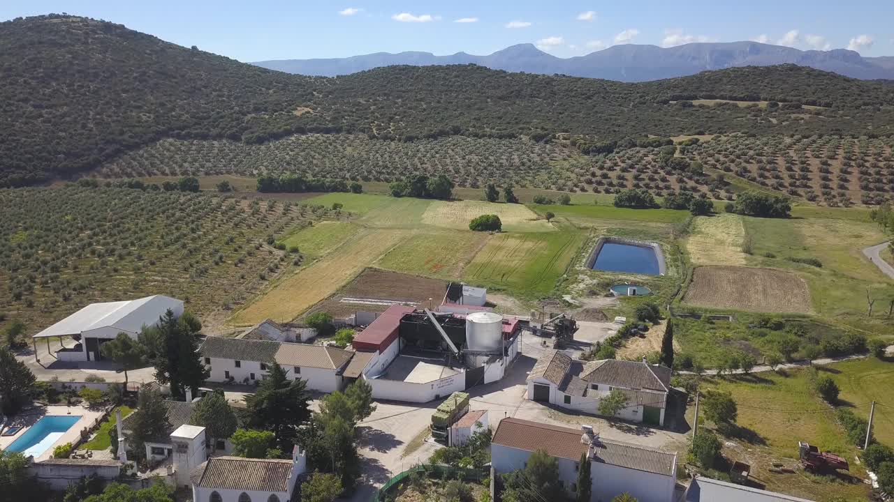 vista aérea de un pueblo rural con una fábrica de aceite en el sur de españa.