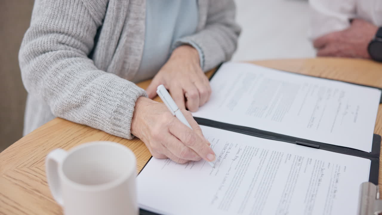 seguro de vida, contrato y firma con las manos