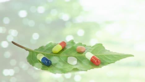 animación de agua brillante con píldoras y medicamentos en la hoja