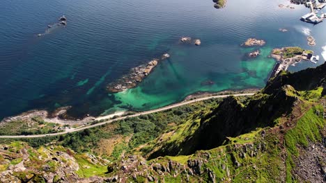 fotografía aérea de los picos de las montañas soleadas en lofoten, noruega