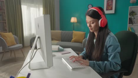mujer trabajando desde casa