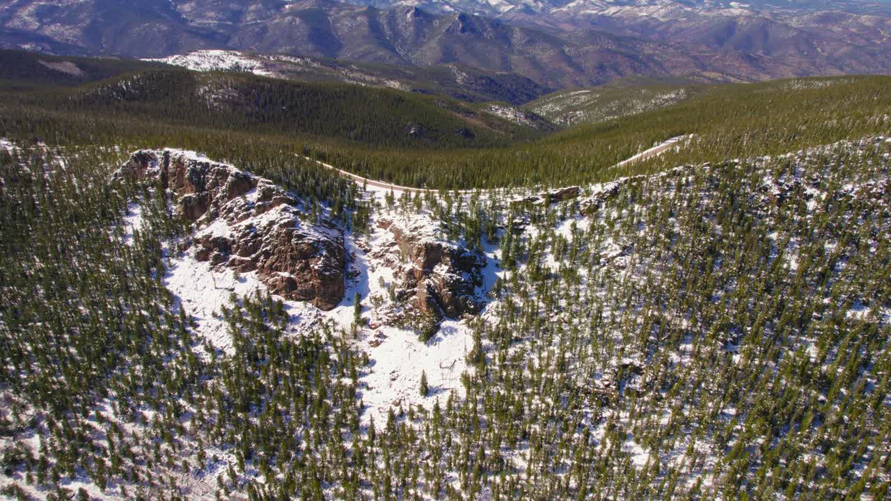 imágenes de drones de 4k volando por encima de la cumbre de la cima de la montaña alpina nevada en las montañas rocosas del monte evans colorado, estados unidos