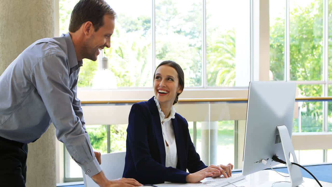 colegas de negocios discutiendo por la computadora en el escritorio 4k