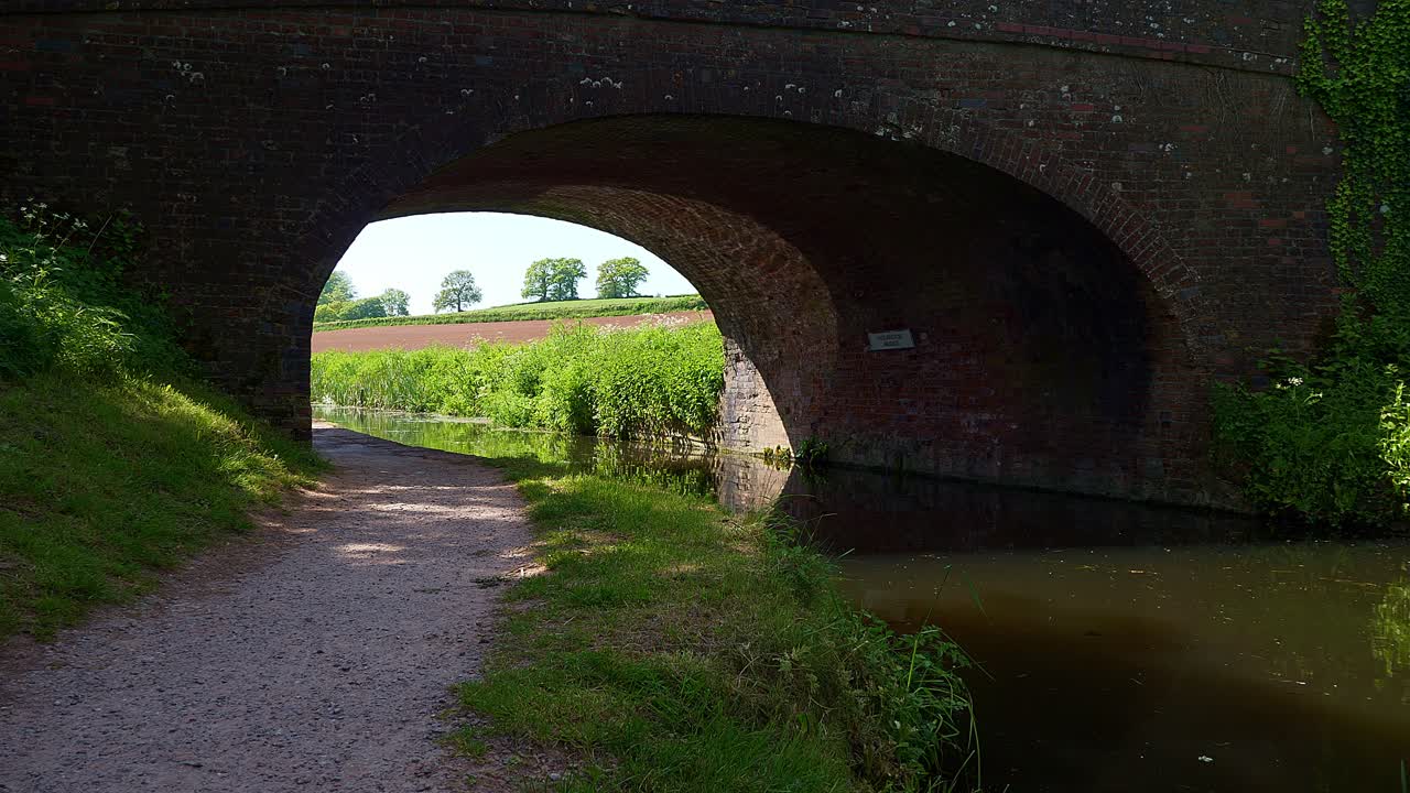 el puente del canal holbrook cerca de tiverton en devon en el gran canal occidental en un día de verano