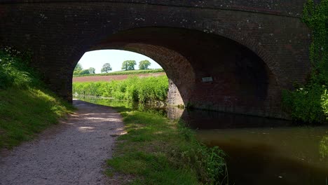 Puente-Del-Canal-Holbrook-Cerca-De-Tiverton-En-Devon-En-El-Grand-Western-Canal-En-Un-Día-De-Verano