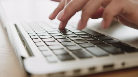 mujer escribiendo en una computadora portátil