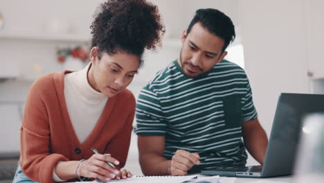 pareja, documentos y planificación en computadora portátil con casa