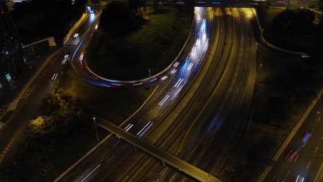 Hiperlapso-De-Drones-De-Un-Puente-De-Autopista-Durante-La-Noche