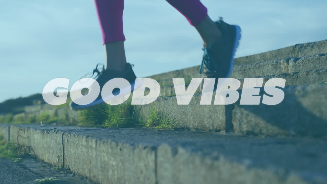 Animazione delle parole 'good vibes' su una donna che si allena sul lungomare