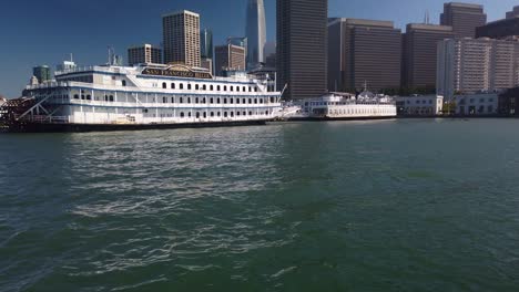 Tiro-De-Cardán-Inclinándose-Hacia-El-Barco-San-Francisco-Belle-Atracado-En-El-Puerto-De-San-Francisco