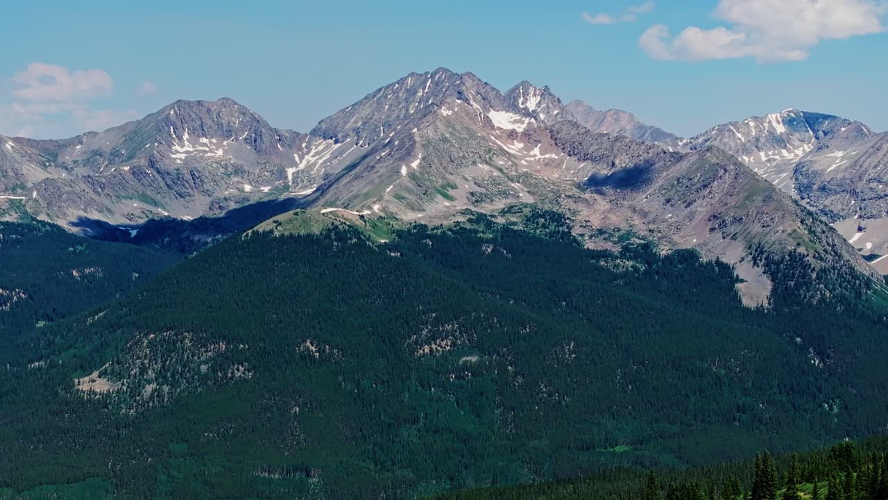 aerial de las montañas rocosas como se ve desde cottonwood pass cerca de boulder, colorado, ee.uu.