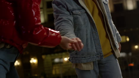 Pareja-Alegre-Bailando-En-El-Fondo-De-La-Ciudad.-Hombre-Y-Mujer-Disfrutando-De-La-Noche.