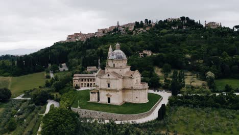 tomada de avión no tripulado del santuario de la virgen de san biagio en el verde campo de italia