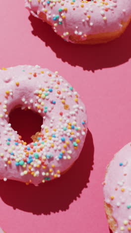 video de rosquillas con glaseado en fondo rosa