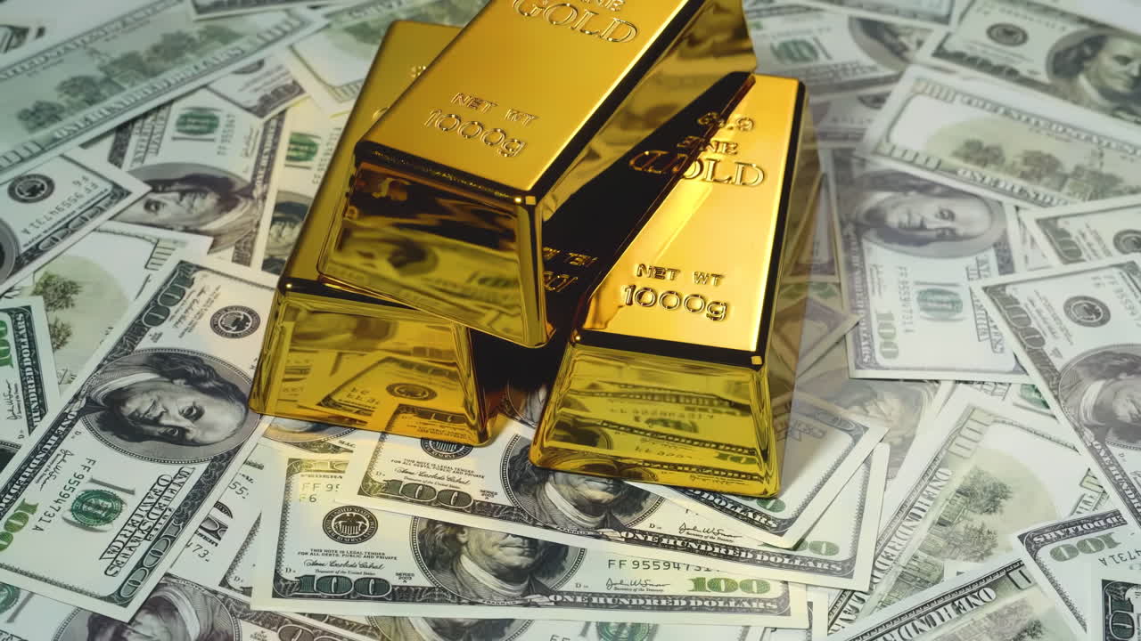 Lingotti d'oro posati su banconote da cento dollari, diversi lingotti d'oro su banconote statunitensi, che rappresentano ricchezza, prosperità finanziaria, successo, risparmi e strategie di investimento.