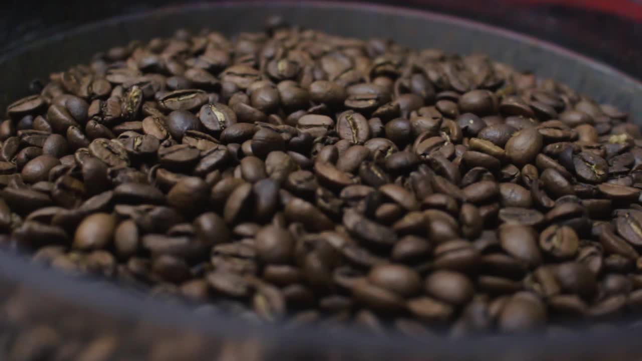 cerrar moviéndose hacia atrás de los granos de café tostados