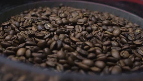 cerrar moviéndose hacia atrás de los granos de café tostados