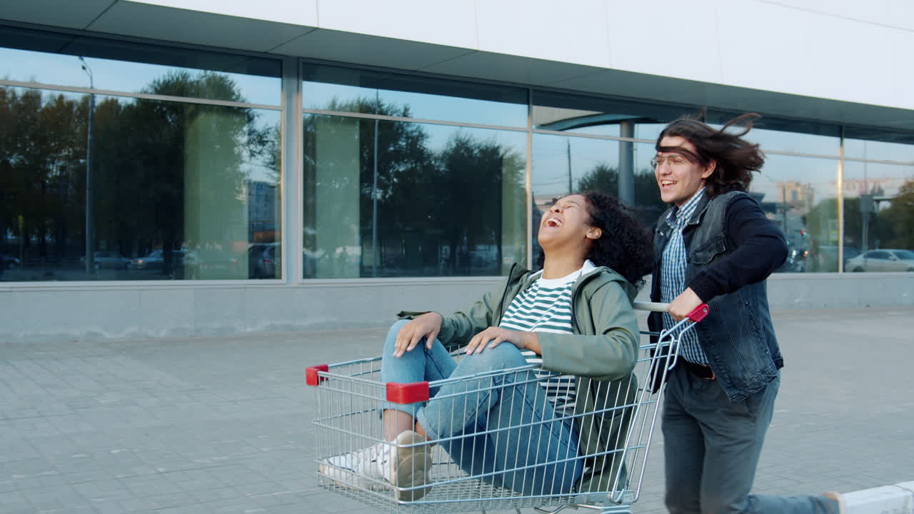 amigos divirtiéndose con el carrito de compras