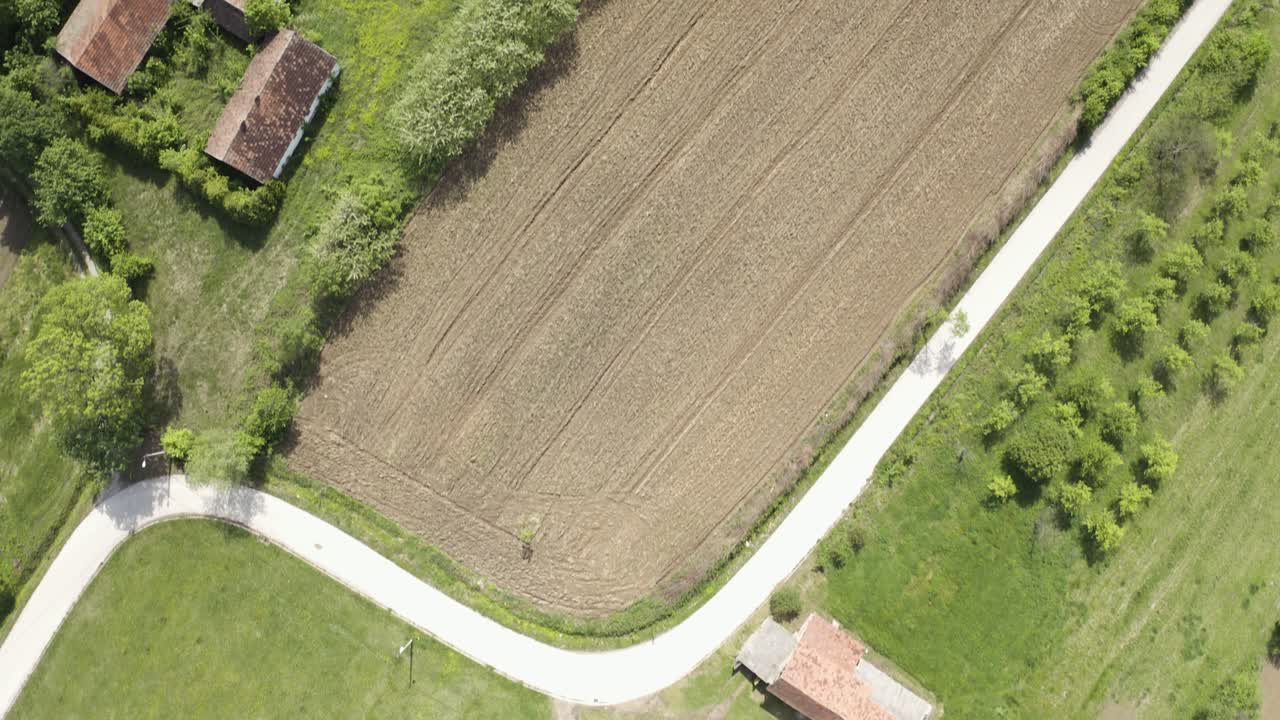 보스니아 헤르체고비나를 여행하며 멋진 자연과 작은 마을을 촬영합니다.