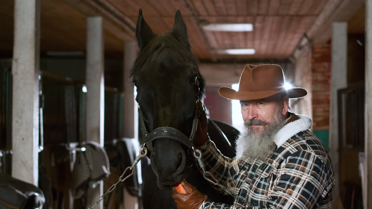 persona que cuida de un animal en un lugar cerrado de cerca