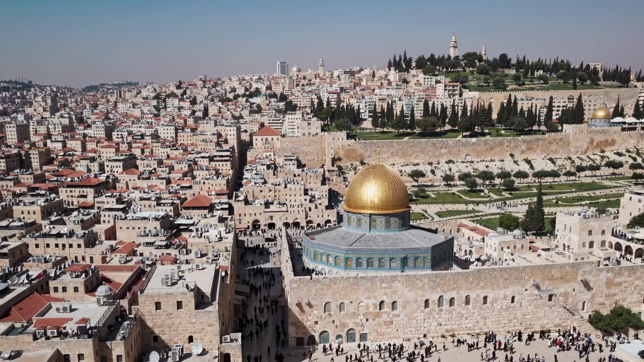 Un video aereo cattura una splendida vista panoramica di una città storica, mettendo in risalto una cupola dorata.