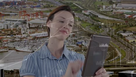 animación de una mujer de negocios caucásica usando tableta y red de conexiones sobre el paisaje urbano