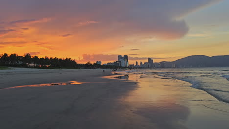 Playa-De-Danang-Puesta-De-Sol-Naranja-Océano-Gente-Y-árboles-Vietnam-Estático