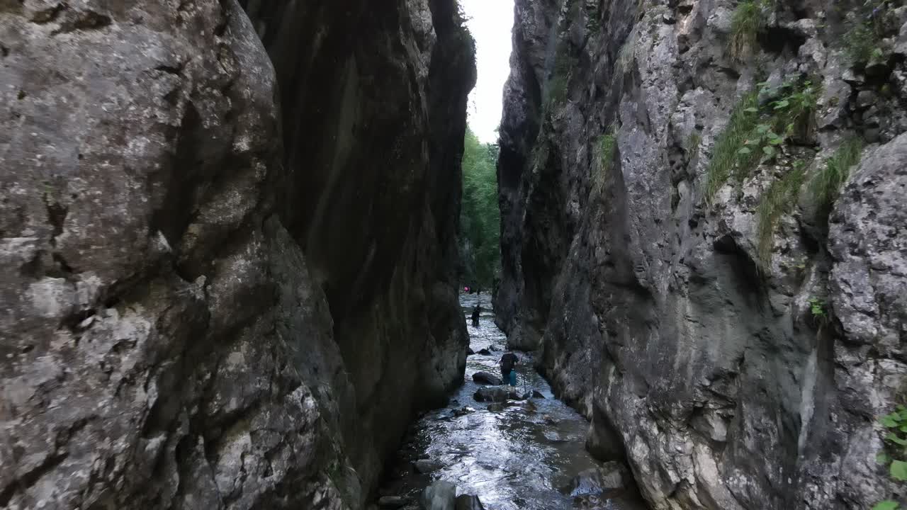 молодой человек идет по реке каньон 1