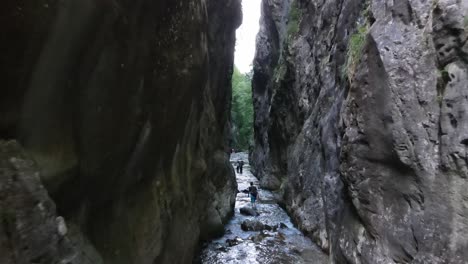 Junger-Mann-Zu-Fuß-Canyon-River-1