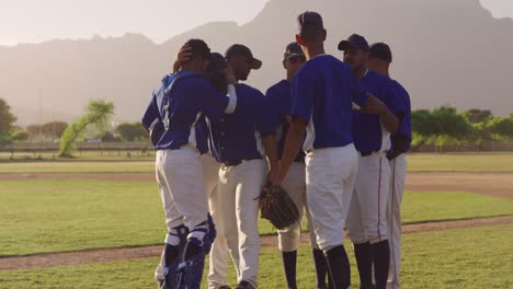 jugadores de béisbol abrazándose y celebrando después del partido