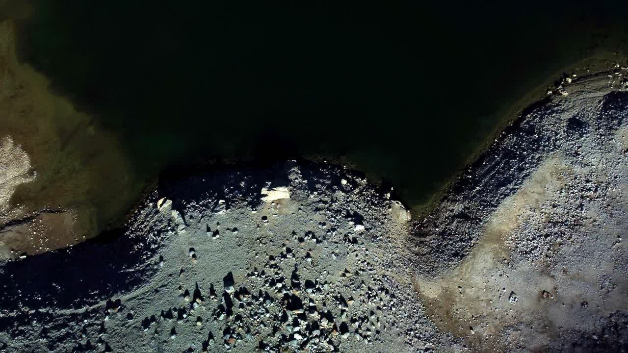 lago della rovina 아름다운 풍경, val grana, piedmont를 드러내는 호숫가에서의 틸트 샷