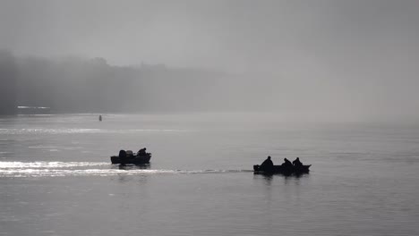 Los-Barcos-De-Pesca-Salen-En-Una-Mañana-Brumosa-A-Lo-Largo-Del-Río-Mississippi-1