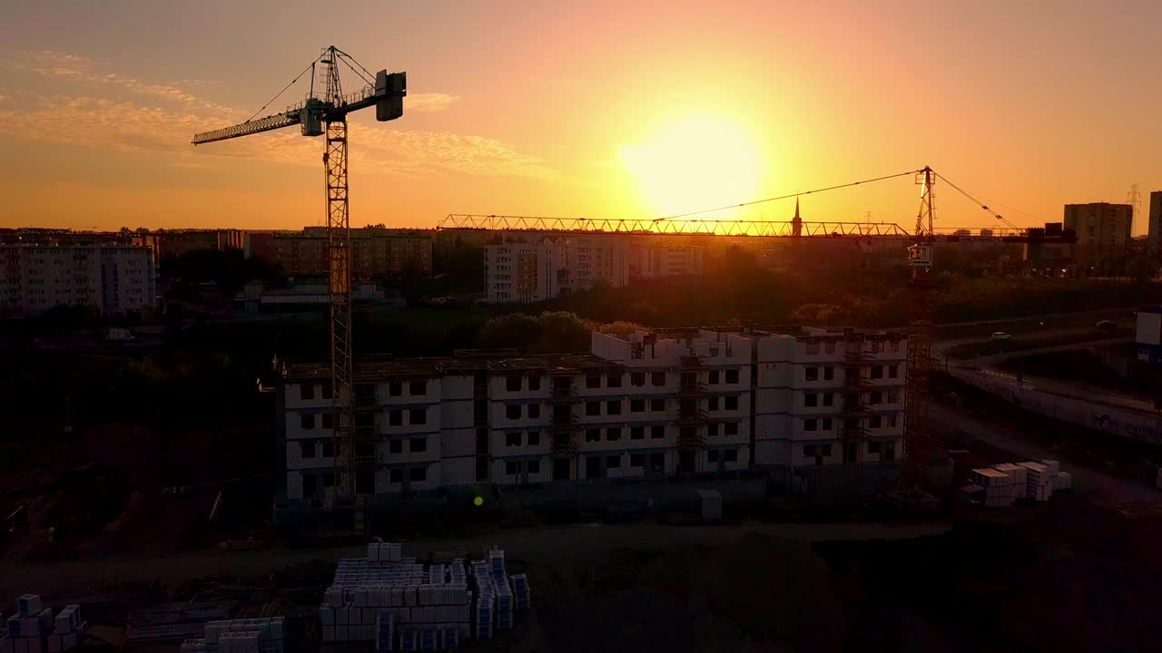 aerial del sitio de construcción y las grúas al atardecer