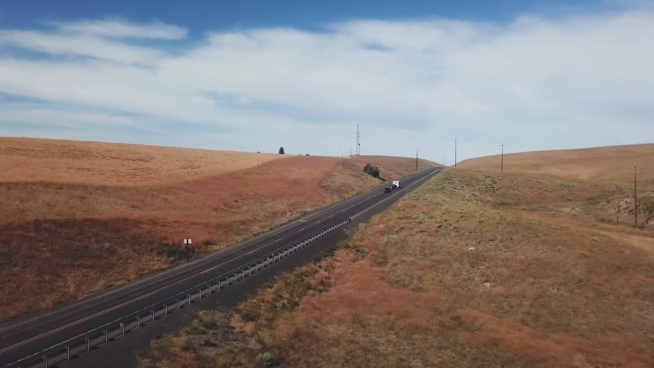 vista de la carretera que atraviesa los scablands en el este del estado de washington