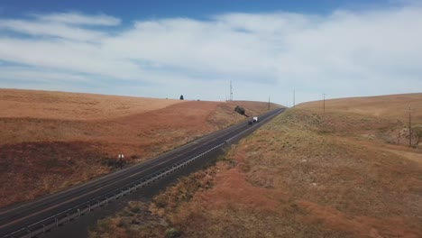 vista de la carretera que atraviesa los scablands en el este del estado de washington