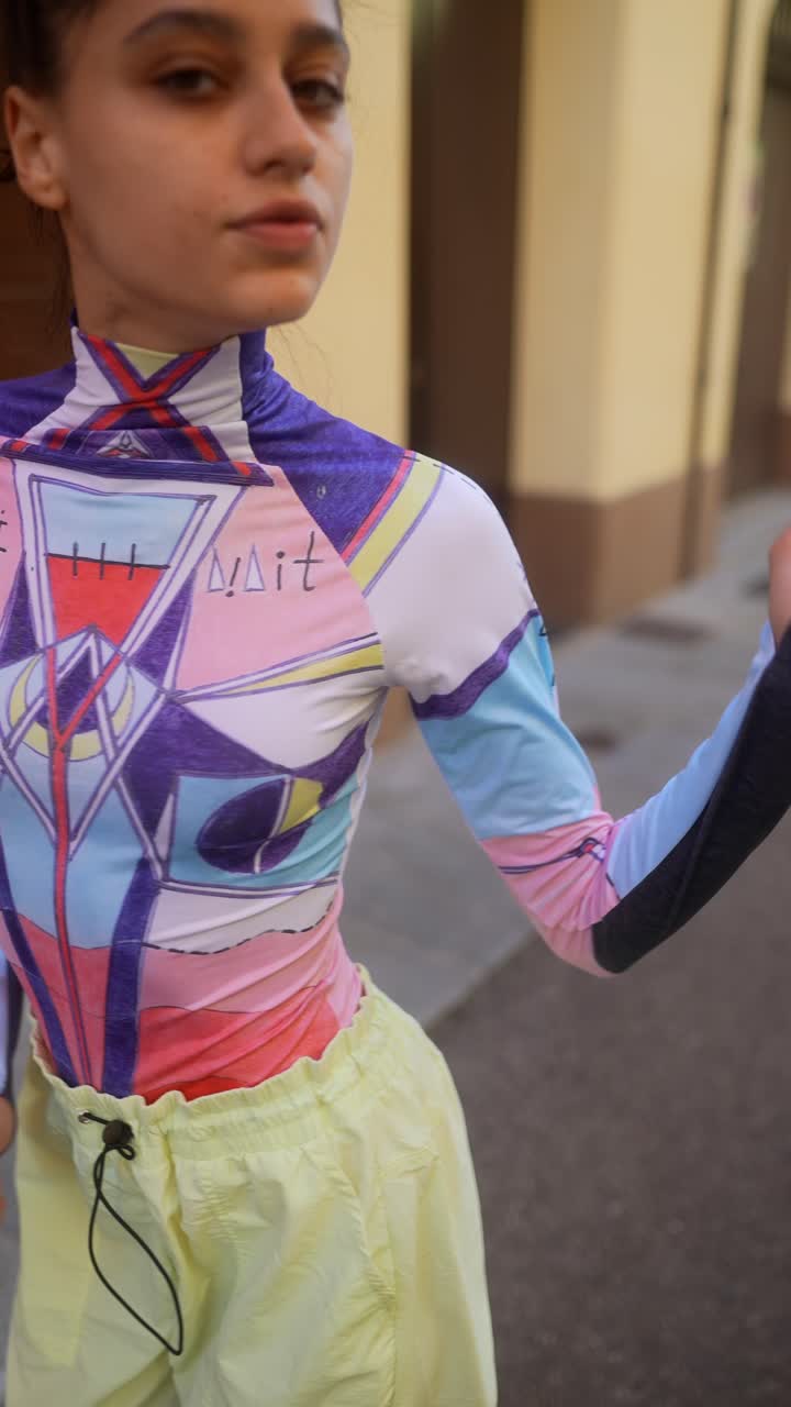 traje de cuerpo impreso colorido estilo calle