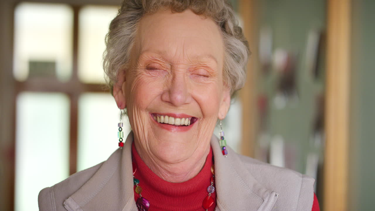 feliz, jubilación y pensión mujer mayor