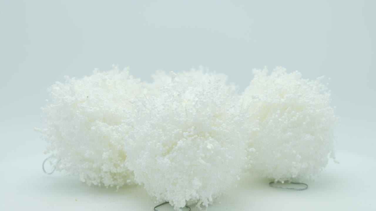 바탕에 회전하는 크리스마스  은 공.