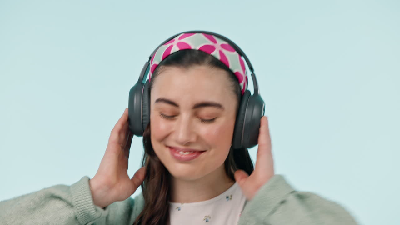 música, cara y mujer feliz escuchar