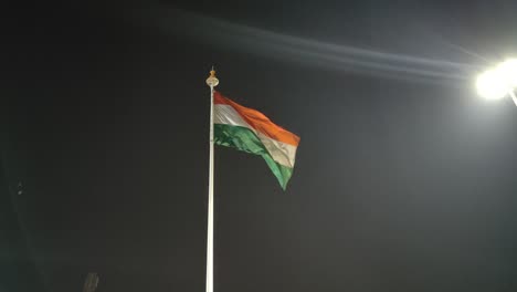 Bandera-Nacional-Tricolor-India-Izada-En-Un-Poste-Alto-Ondeando-En-La-Brisa