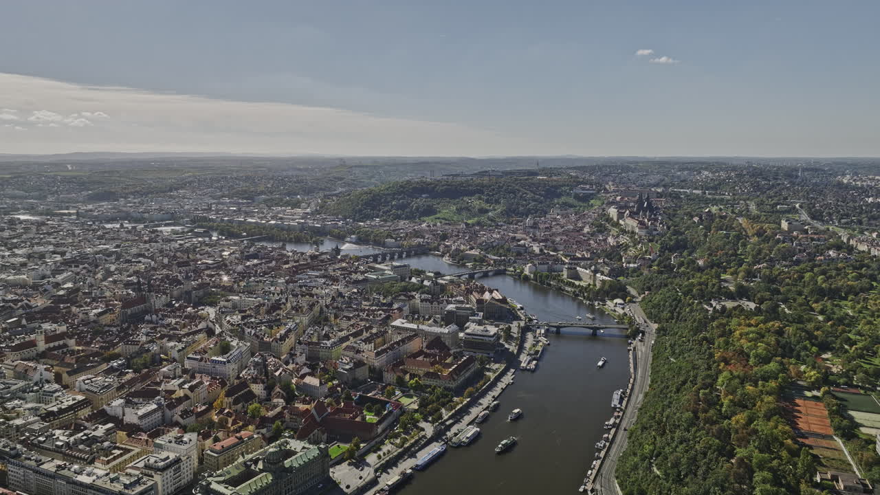프라하 체코 aerial v59, 영화 드론 플라이오버 vltava 강, 레트나 언덕과 강변을 포착, 은 날의 역사적인 구도시 도시 풍경 - mavic 3 cine - 2022 년 11 월
