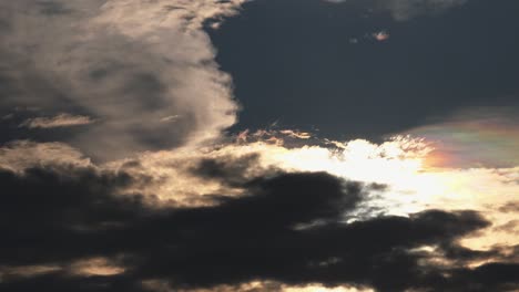 Dramatischer-Ausbruch-Von-Regenbogenfarben-Bei-Sonnenuntergang