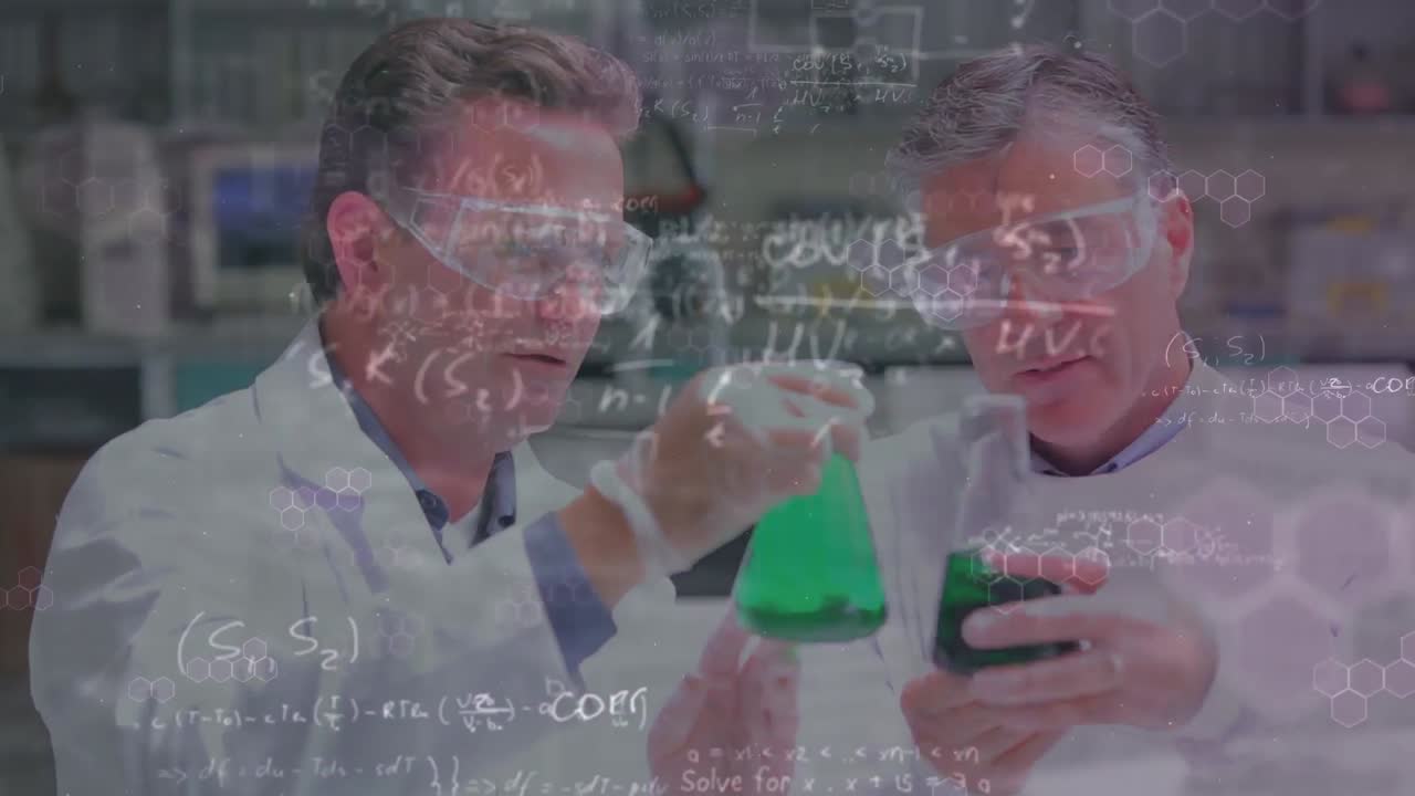 animación de procesamiento de datos y fórmulas químicas sobre trabajadores de laboratorio senior caucásicos de sexo masculino