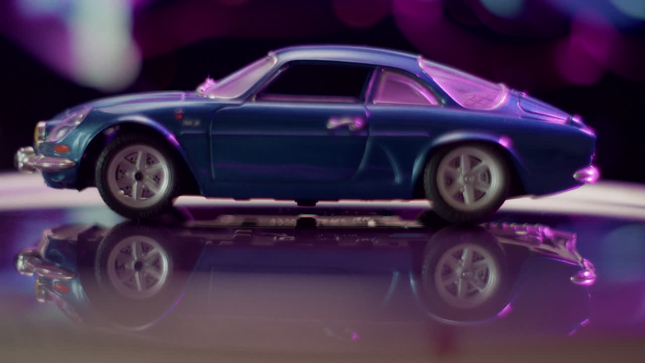 Auto giocattolo blu con riflessi al neon