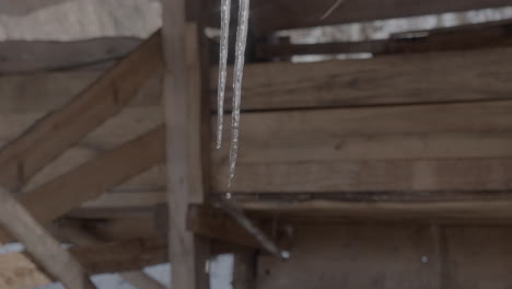 Eiszapfen-In-Zeitlupe-In-Einer-Holzhütte